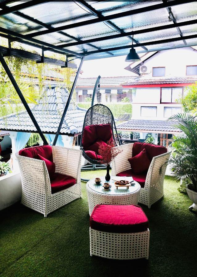 Raintree Boutique Villa & Gallery Джокьякарта Экстерьер фото
