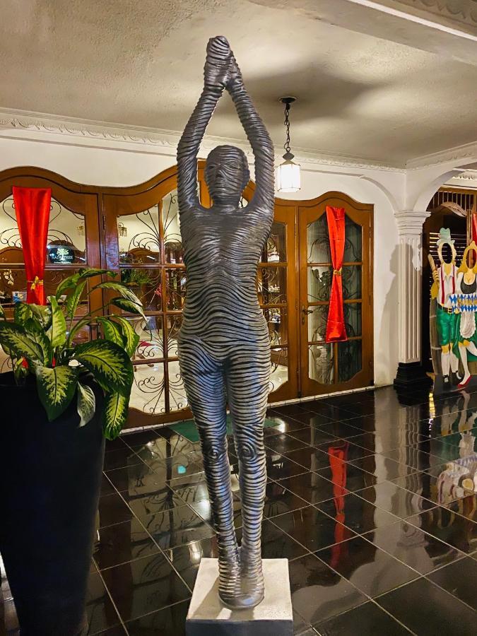 Raintree Boutique Villa & Gallery Джокьякарта Экстерьер фото